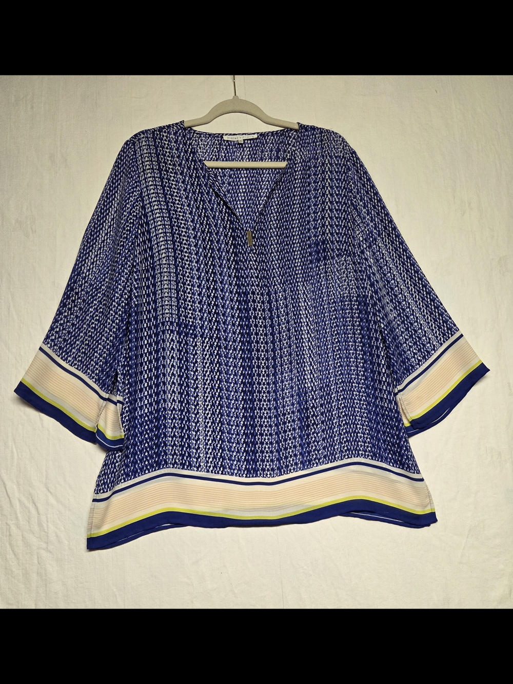 Violet & Claire Women's Blue Patterned V-Neck Tunic Top. Size XL. #0011